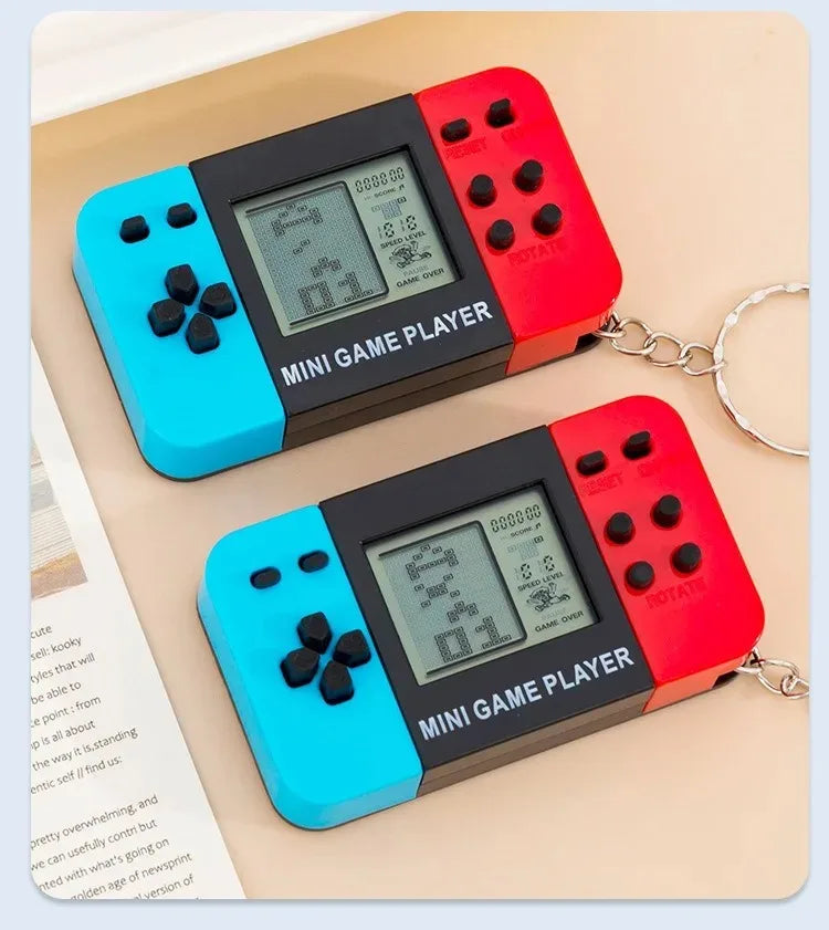 LENNIK Mini Retro Game Console Keychain